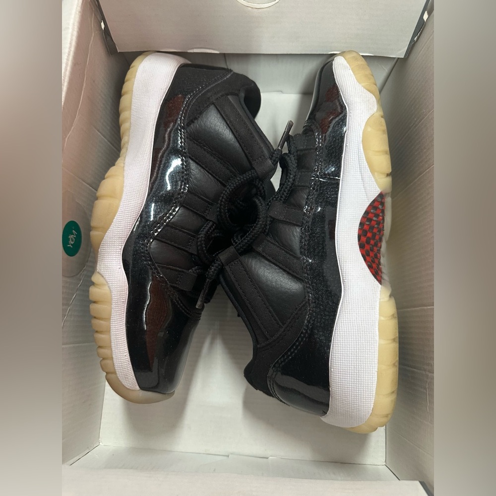 Jordan 11 Retro Low
72-10 (GS)
Size 5Y
NO BOX